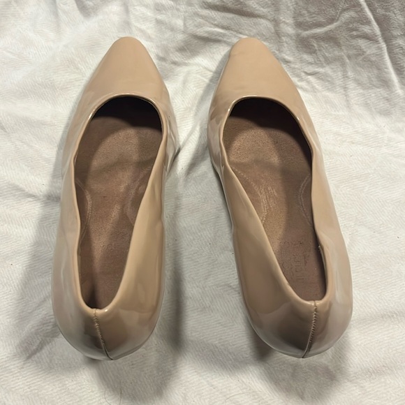 Aerosoles Nude Beige Pumps, 8.5, Patent Leather, Pointed Toe - Picture 2 of 10